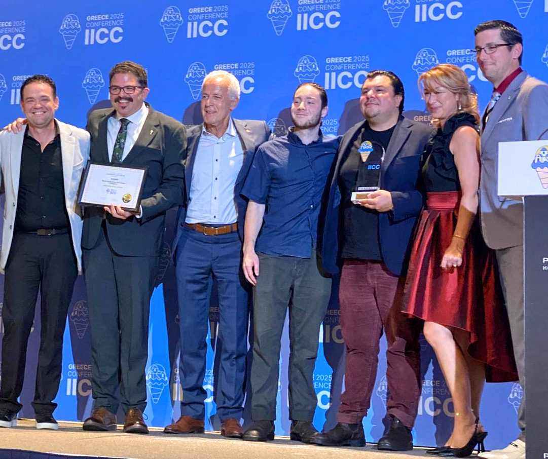 The Chapman’s team on stage at the IICC in Greece accepting the award for Most Innovative Ice Cream. L’équipe de Chapman’s sur la scène de l’IICC, en Grèce, qui accepte le prix de la crème glacée la plus innovante.