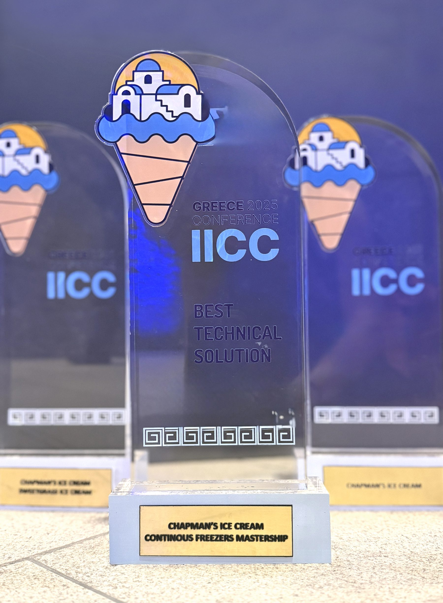 Three of Chapman’s IICC trophies on display. Trois des trophées IICC de Chapman’s exposés.